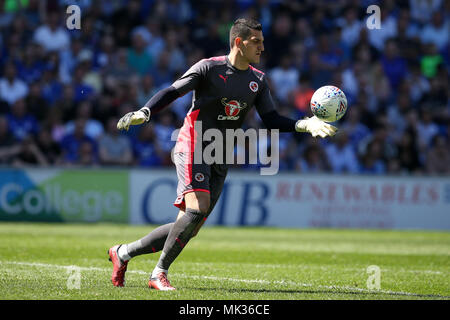 Cardiff, UK. 6th May, 2018. Vito Mannone, the Reading goalkeeper in action. EFL Skybet Championship match, Cardiff City v Reading at the Cardiff City Stadium on Sunday 6th May 2018.  this image may only be used for Editorial purposes. Editorial use only, license required for commercial use. No use in betting, games or a single club/league/player publications. pic by  Andrew Orchard/Andrew Orchard sports photography/Alamy Live news Stock Photo