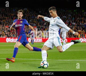 Barcelona, Spain. 6th May, 2018. Real Madrid's Cristiano Ronaldo (R) passes the ball during a Spanish league match between FC Barcelona and Real Madrid in Barcelona, Spain, on May 6, 2018. The match ended 2-2. Credit: Joan Gosa/Xinhua/Alamy Live News Stock Photo