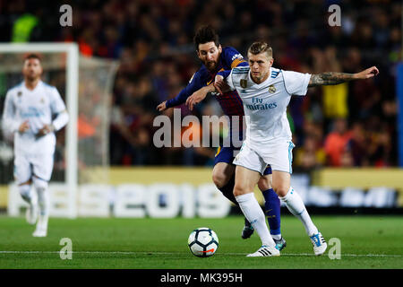 Barcelona, Spain. 6th May, 2018. Lionel Messi (Barcelona), Toni Kroos (Real), May 6, 2018 - Football/Soccer : Spanish Primera Division 'Liga Santander' match between FC Barcelona 2-2 Real Madrid at Camp Nou stadium in Barcelona, Spain. Credit: D.Nakashima/AFLO/Alamy Live News Stock Photo