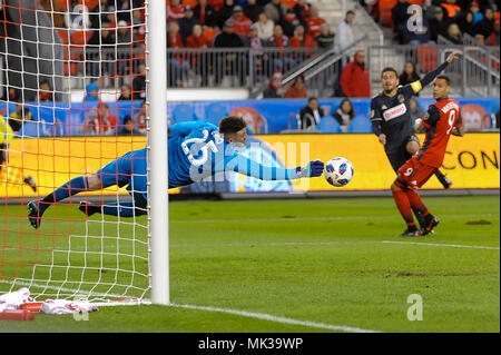 Toronto, ON, Canada. 4th May, 2018. Alexander Bono (goalkeeper) does not reach the ball during 2018 MLS Regular Season match between Toronto FC (Canada) and Philadelphia Union (USA) at BMO Field Credit: Anatoliy Cherkasov/SOPA Images/ZUMA Wire/Alamy Live News Stock Photo