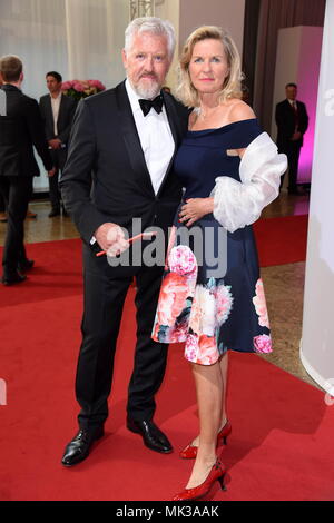 Deutschland. 06th May, 2018. Hera Lind with husband Engelbert Lainer/Arrival Red carpet for the rose ball 2018 in favor of the foundation German stroke Help in the hotel InterContinental in Berlin on 05.05.2018 | usage worldwide Credit: dpa/Alamy Live News Stock Photo