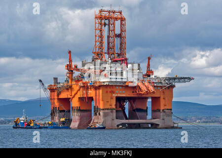 CROMARTY FIRTH SCOTLAND  DECOMMISSIONED OR REPAIRED OIL RIG WEST PHOENIX LYING OFF CROMARTY VILLAGE Stock Photo