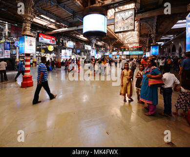 Commuters in the Chhatrapati Shivaji Terminus, Mumbai, India Stock Photo