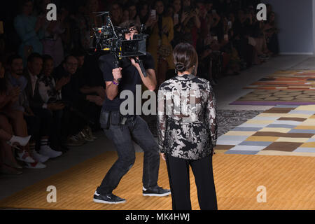 Brazil. 25th Apr, 2018. Gloria Pires, Brazilian famous actress participates in the recording of the final episode of a Soap Opera 'O Outro Lado do Paraíso' as she parades on the catwalk of SPFW at Ibirapuera Park. Credit: Leco Viana/ Thenews2/Pacific Press/Alamy Live News Stock Photo