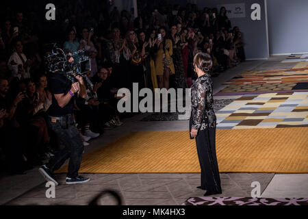 Brazil. 25th Apr, 2018. Gloria Pires, Brazilian famous actress participates in the recording of the final episode of a Soap Opera 'O Outro Lado do Paraíso' as she parades on the catwalk of SPFW at Ibirapuera Park. Credit: Leco Viana/ Thenews2/Pacific Press/Alamy Live News Stock Photo