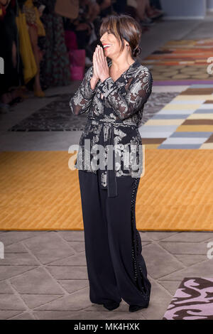 Brazil. 25th Apr, 2018. Gloria Pires, Brazilian famous actress participates in the recording of the final episode of a Soap Opera 'O Outro Lado do Paraíso' as she parades on the catwalk of SPFW at Ibirapuera Park. Credit: Leco Viana/ Thenews2/Pacific Press/Alamy Live News Stock Photo