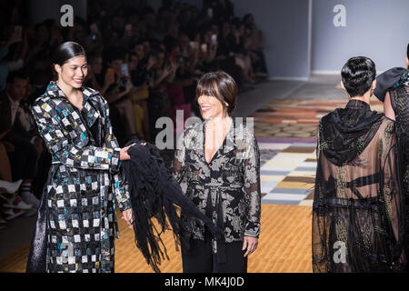 Brazil. 25th Apr, 2018. Gloria Pires, Brazilian famous actress participates in the recording of the final episode of a Soap Opera 'O Outro Lado do Paraíso' as she parades on the catwalk of SPFW at Ibirapuera Park. Credit: Leco Viana/ Thenews2/Pacific Press/Alamy Live News Stock Photo