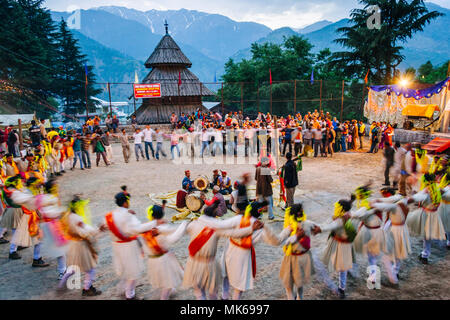 Nagar, Himachal Pradesh, India : During the Naggar Mela festival high caste rajputs dance in circles in honor of the local deity Tripura Sundari outsi Stock Photo