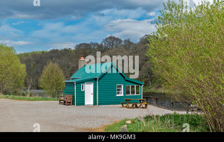 SPEYSIDE WAY RIVER SPEY SCOTLAND GREEN FISHING HUT ON THE BANKS OF THE RIVER WITH BIRCH TREES IN SPRING Stock Photo