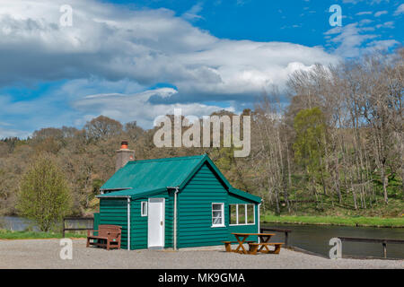 SPEYSIDE WAY RIVER SPEY SCOTLAND GREEN FISHING HUT ON THE BANKS OF THE RIVER WITH EARLY LEAVES ON TREES IN SPRING Stock Photo