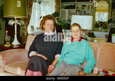 Prinzessin Donata von Preußen mit Sohn Georg Friedrich, Prinz von Preußen, in Fischerhude, Deutschland 1986. Princess Donata of Prussia with her son Georg Friedrich, Prince of Prussia, at Fischerhude, Germany 1986. Stock Photo