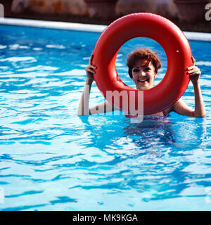 Anna Moffo, amerikanische Opernsängerin im Swimmingpool, USA 1976. American opera singer Anna Moffo in a swimming pool, USA 1976. Stock Photo