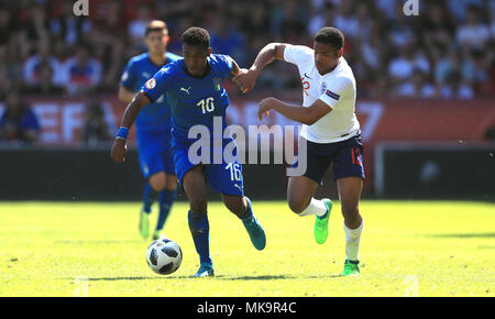 England U17's Vontae Daley-Campbell (right) and Italy U17's Jean Freddi Pascal Greco battle for the ball during the UEFA European U17 Championship, Group A match at Banks's Stadium, Walsall. Stock Photo