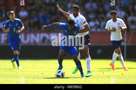 England U17's Vontae Daley-Campbell (right) and Italy U17's Jean Freddi Pascal Greco (centre) battle for the ball during the UEFA European U17 Championship, Group A match at Banks's Stadium, Walsall. Stock Photo