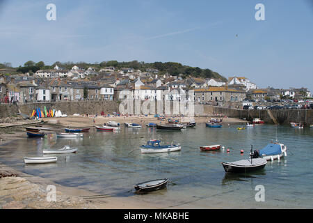 Mousehole, Cornwall, UK. 7th May 2018. UK Weather. The temperature soared this afternoon at Mousehole in Cornwall. Credit: Simon Maycock/Alamy Live News Stock Photo
