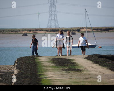 Queenborough, Kent, UK. 7th May, 2018. UK Weather: a hot sunny afternoon in Queenborough, Kent. Credit: James Bell/Alamy Live News Stock Photo