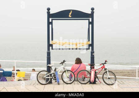 Aberystwyth  Wales UK, Monday 07 May 2018  UK Weather: People at the seaside in Aberystwyth in the chilly  and grey sea mist, on what is expected to be the hottest early May Bank Holiday Monday on record, with temperatures reaching 28ºc in parts of the south east of England   photo © Keith Morris / Alamy Live News Stock Photo