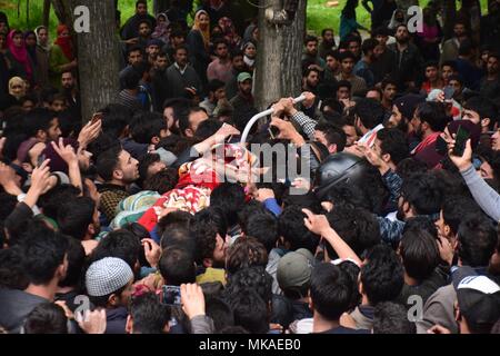 May 6, 2018 - Shopian, Jammu & Kashmir, India - (EDITORS NOTE: Image depicts death.) People carrying the body of Top Militant Commander Saddam Paddar during his funeral procession. Thousands of people attended the funeral at his village.Funeral procession of Top Commander Saddam Paddar at his village heff shermal village of South Kashmir's Shopian District. Thousands of peoples attended the funeral procession of Sadam Paddar at his village. Saddam Padar got killed in an encounter between Militants and Indian forces at Badigam village of Shopian along with his 4 Associates. Clashes Erupted bet Stock Photo