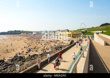 Crowds pack the sandy beach at Whitmore Bay, Barry Island, Wales,  on the hot and sunny Early May Bank Holiday. Stock Photo