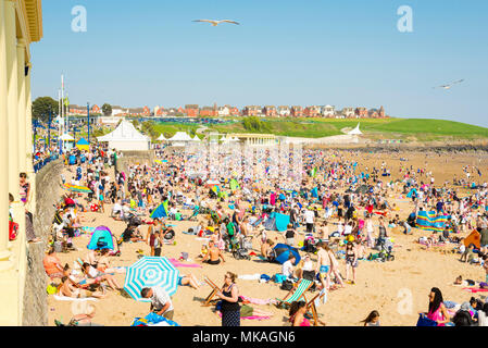 Crowds pack the sandy beach at Whitmore Bay, Barry Island, Wales,  on the hot and sunny Early May Bank Holiday. Stock Photo