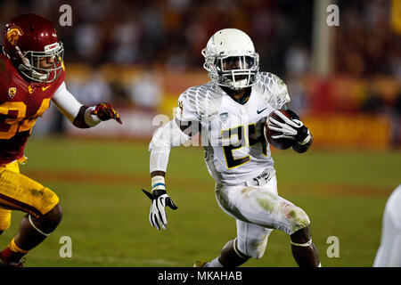Los Angeles, California, USA. 03rd Nov, 2012. Oregon Ducks running back Kenjon Barner #24 carries the ball during the NCAA Football game between the USC Trojans and the Oregon Ducks at the Coliseum in Los Angeles, California.Charles Baus/CSM/Alamy Live News Stock Photo