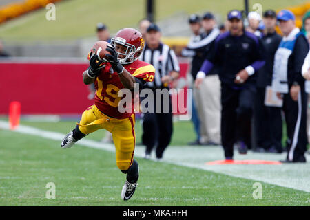 Los Angeles, California, USA. 12th Nov, 2011. Running back Curtis McNeal #22 of the USC Trojans runs for a 79 yard touchdown during the NCAA football game between the USC Trojans and the Washington Huskies at the Los Angeles Memorial Coliseum in Los Angeles, California. USC won 40-17. Credit: csm/Alamy Live News Stock Photo