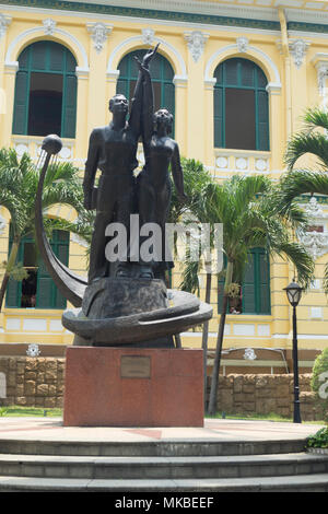 Bronze statue of a man and a woman in front of the General Post Office, Ho Chi Minh City, Vietnam. Stock Photo