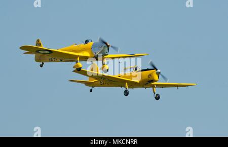 1938 Miles Magister flying wing to wing with a 1949 DHC Chipmunk T.22 Stock Photo