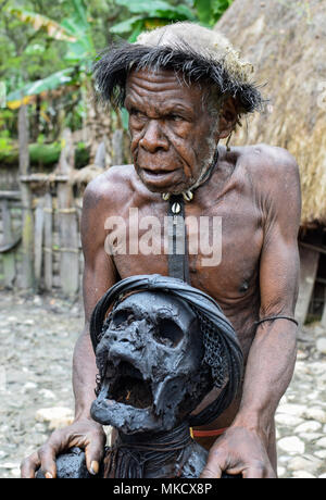 Wamena, Papua, Indonesia, 8/9/2016: Dani chief with mummy of his ancestor Stock Photo