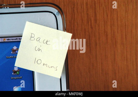 back in 10 minutes Post-it Note sticky note reminder stuck on office computer in a city office Stock Photo