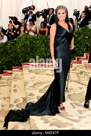 Kate Upton Arriving At The Met Gala Event At The Metropolitan Museum Of kate-upton-arriving-at-the-met-gala-event-at-the-metropolitan-museum-of