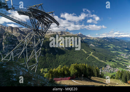 Cable car from La Villa in Alta Badia star to pralongia plateau, Dolomites, Seilbahn von La Villa Stern im Gadertal zur Pralongiahochfläche, Dolomiten Stock Photo