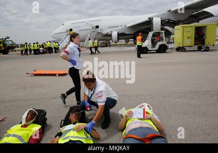 Tel Aviv, Israel. 8th May, 2018. People take part in the 'Pelican' emergency drill at Ben Gurion International Airport near Tel Aviv, Israel, on May 8, 2018. Ben Gurion International Airport carried out on Tuesday a large scale emergency drill simulating an emergency landing by a Boeing 747-400 jumbo jet carrying hundreds of passengers. Around 1,000 representatives of the airport, the defense and health ministries, the air force, police, emergency services and the IDF Home Front Command took part in the drill. Credit: Gil Cohen Magen/Xinhua/Alamy Live News Stock Photo