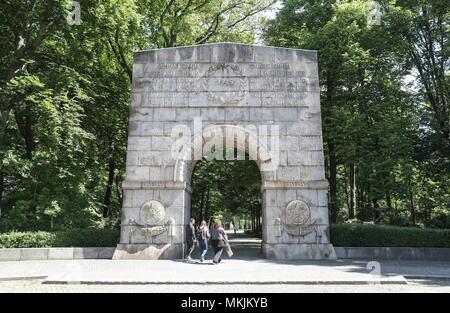 (180508) -- BERLIN, May 8, 2018 (Xinhua) -- People walk into the Soviet War Memorial in Treptower Park of Berlin, capital of Germany, on May 8, 2018. People gathered at the Soviet War Memorial in Treptower Park of Berlin on Tuesday to commemorate the 73rd anniversary of the end of World War II in Europe, known as Victory in Europe Day. (Xinhua/Shan Yuqi) (rh)