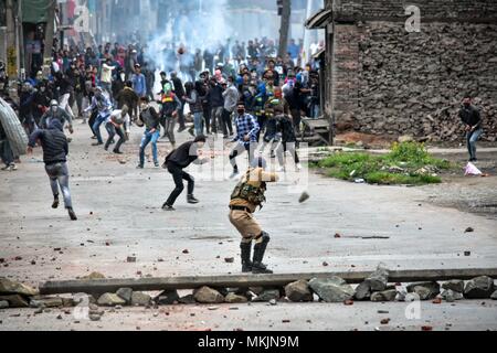 Srinagar, Kashmir. 8th May 2018. Kashmiri protesters clash with government forces in Srinagar, Kashmir. Fierce clashes broke out between government forces and Kashmiri protesters in Srinagar on Tuesday as the valley continued to remain tense over the killing of 11 people including 5 militants and 6 civilians in Kashmir. Police used tear smoke shells and shot gun pellets to disperse hundreds of demonstrators who hurled rocks and chanted anti-and pro-freedom slogans. Credit: SOPA Images Limited/Alamy Live News Stock Photo