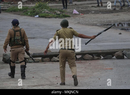 Srinagar, Jammu and Kashmir, . 8th May, 2018. An n police officer carries a pellet gun during clashes in Srinagar the summer capital of n controlled Kashmir on May 08, 2018. Police fired teargas canisters, pellets and stun grenades to disperse the angry crowd.Massive anti- clashes erupt in Srinagar following the killings of ten people including five rebels and civilians by n security forces in south Kashmir on Sunday May 06. Credit: Faisal Khan/ZUMA Wire/Alamy Live News Stock Photo