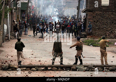 Srinagar, Jammu and Kashmir, . 8th May, 2018. n policemen are seen during clashes in Srinagar the summer capital of n controlled Kashmir on May 08, 2018. Police fired teargas canisters, pellets and stun grenades to disperse the angry crowd.Massive anti- clashes erupt in Srinagar following the killings of ten people including five rebels and five civilians by n security forces in south Kashmir on Sunday May 06. Credit: Faisal Khan/ZUMA Wire/Alamy Live News Stock Photo