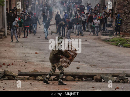 Srinagar, Jammu and Kashmir, . 8th May, 2018. An n paramilitary soldiers holds a riot sheild during clashes in Srinagar the summer capital of n controlled Kashmir on May 08, 2018. Police fired teargas canisters, pellets and stun grenades to disperse the angry crowd.Massive anti- clashes erupt in Srinagar following the killings of ten people including five rebels and five civilians by n security forces in south Kashmir on Sunday May 06. Credit: Faisal Khan/ZUMA Wire/Alamy Live News Stock Photo