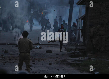 Srinagar, Jammu and Kashmir, . 8th May, 2018. Kashmiri protesters throw stones at n police in Srinagar the summer capital of n controlled Kashmir on May 08, 2018. Police fired teargas canisters, pellets and stun grenades to disperse the angry crowd.Massive anti- clashes erupt in Srinagar following the killings of ten people including five rebels and five civilians by n security forces in south Kashmir on Sunday May 06. Credit: Faisal Khan/ZUMA Wire/Alamy Live News Stock Photo