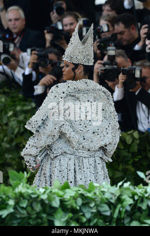 New York, USA. 7th May 2018. Rihanna attends 'Heavenly Bodies: Fashion & the Catholic Imagination', the 2018 Costume Institute Benefit at Metropolitan Museum of Art on May 7, 2018 in New York City. Credit: Erik Pendzich/Alamy Live News Stock Photo