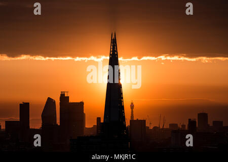 London, UK. 8th May, 2018. UK Weather: The sun sets behind the Shard skyscraper building. © Guy Corbishley/Alamy Live News Stock Photo