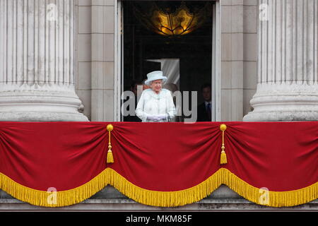 Queen Elizabeth II stands alone on the balcony of Buckingham Palace to commemorate the 60th anniversary of the accession of the Queen, London. 5 June 2012 --- Image by © Paul Cunningham