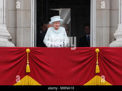Queen Elizabeth II stands alone on the balcony of Buckingham Palace to commemorate the 60th anniversary of the accession of the Queen, London. 5 June 2012 --- Image by © Paul Cunningham