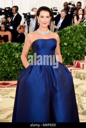 Brooke Shields arrives at the Metropolitan Museum of Art Costume ...