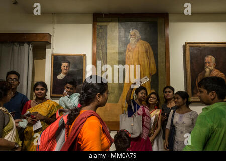 Kolkata. 9th May, 2018. Indian people visit the museum at Nobel laureate poet Rabindranath Tagore's house during the celebration of his 157th birth anniversary in Kolkata, India on May 9, 2018. Tagore was the first Asian to win Nobel Prize for his collection of poems 'Geetanjali' in 1913. Credit: Tumpa Mondal/Xinhua/Alamy Live News Stock Photo