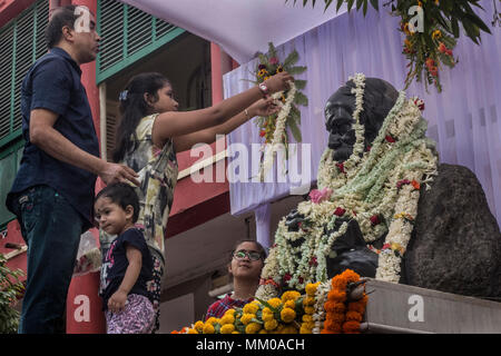 Kolkata. 9th May, 2018. Indian people put flower on the statue of Rabindranath Tagore during the celebration of his 157th birth anniversary in Kolkata, India on May 9, 2018. Tagore was the first Asian to win Nobel Prize for his collection of poems 'Geetanjali' in 1913. Credit: Tumpa Mondal/Xinhua/Alamy Live News Stock Photo