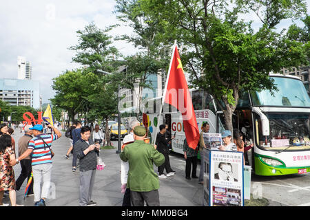 Taipei, Taiwan. 9th May 2018. Mainland Chinese tour groups at the base of Taipei 101 Tower,attract two demonstrations,Taipei,Taiwan,Asia.The mainland Chinese tour buses park infront of Taipei 101 Tower,the second tallest building in the world,for the mainland Chinese to access this tourist attraction. On disembarking and getting on the buses nationalist Chinese supporters welcome them flying the Chinese flag. Credit: Paul Quayle/Alamy Live News Stock Photo