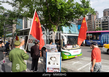 Taipei, Taiwan. 9th May 2018. Mainland Chinese tour groups at the base of Taipei 101 Tower,attract two demonstrations,Taipei,Taiwan,Asia.The mainland Chinese tour buses park infront of Taipei 101 Tower,the second tallest building in the world,for the mainland Chinese to access this tourist attraction. On disembarking and getting on the buses nationalist Chinese supporters welcome them flying the Chinese flag. Credit: Paul Quayle/Alamy Live News Stock Photo