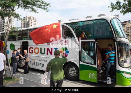 Taipei, Taiwan. 9th May 2018. Mainland Chinese tour groups at the base of Taipei 101 Tower,attract two demonstrations,Taipei,Taiwan,Asia.The mainland Chinese tour buses park infront of Taipei 101 Tower,the second tallest building in the world,for the mainland Chinese to access this tourist attraction. On disembarking and getting on the buses nationalist Chinese supporters welcome them flying the Chinese flag. Credit: Paul Quayle/Alamy Live News Stock Photo