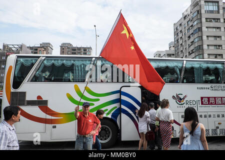 Taipei, Taiwan. 9th May 2018. Mainland Chinese tour groups at the base of Taipei 101 Tower,attract two demonstrations,Taipei,Taiwan,Asia.The mainland Chinese tour buses park infront of Taipei 101 Tower,the second tallest building in the world,for the mainland Chinese to access this tourist attraction. On disembarking and getting on the buses nationalist Chinese supporters welcome them flying the Chinese flag. Credit: Paul Quayle/Alamy Live News Stock Photo